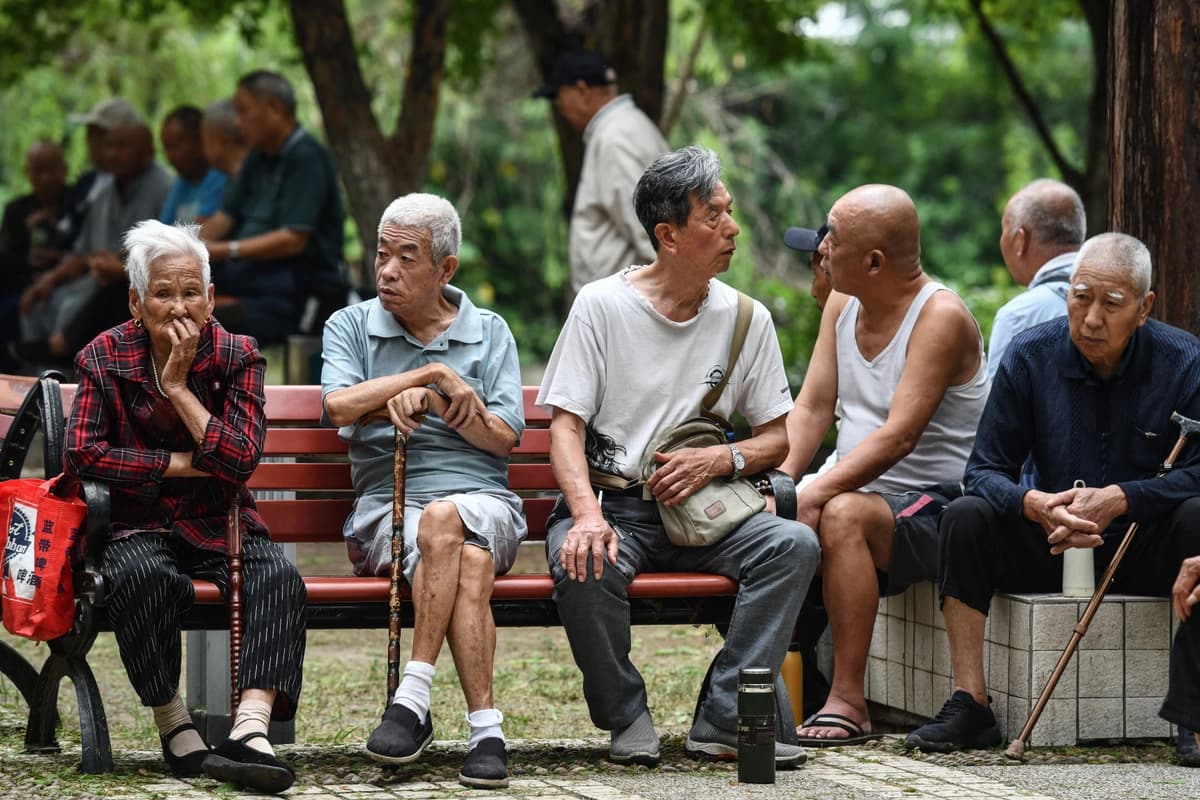 Unas personas descansan en un parque de Fuyang, en la provincia de Anhui (China), el 13 de septiembre de 2024. (STR/AFP vía Getty Images)