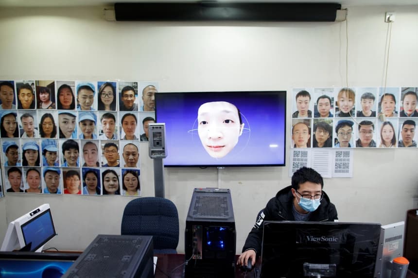 Un ingeniero de software trabaja en un programa de reconocimiento facial que identifica a las personas cuando usan mascarilla, en el laboratorio de desarrollo de un fabricante chino de productos electrónicos en Beijing, mientras el país se ve afectado por el brote de la pandemia de coronavirus, el 6 de marzo de 2020. (Thomas Peter/Reuters)