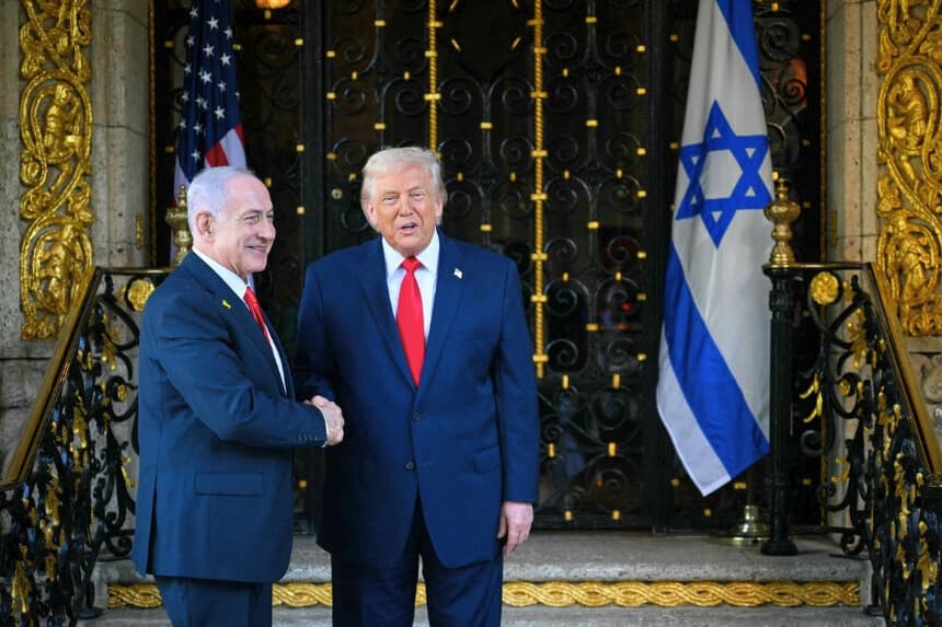 El presidente de Estados Unidos, Donald Trump (derecha), saluda al primer ministro israelí, Benjamin Netanyahu, a su llegada a Mar-a-Lago, en Palm Beach, Florida, el 29 de diciembre de 2025. (Jim Watson/AFP vía Getty Images).