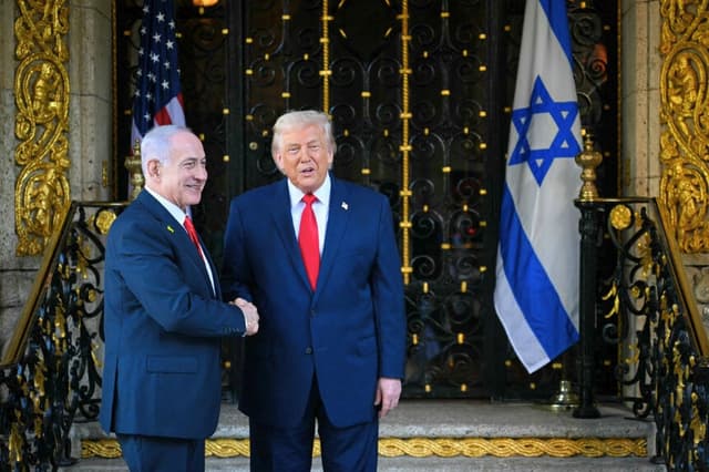 El presidente de Estados Unidos, Donald Trump (derecha), saluda al primer ministro israelí, Benjamin Netanyahu, a su llegada a Mar-a-Lago, en Palm Beach, Florida, el 29 de diciembre de 2025. (Jim Watson/AFP vía Getty Images).