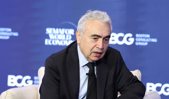 El Dr. Fatih Birol (director ejecutivo de la Agencia Internacional de la Energía) interviene en el escenario durante el evento "Semafor World Economy 2026", celebrado el 14 de abril de 2026 en Washington, D.C. (Tasos Katopodis/Getty Images para Semafor World Economy)