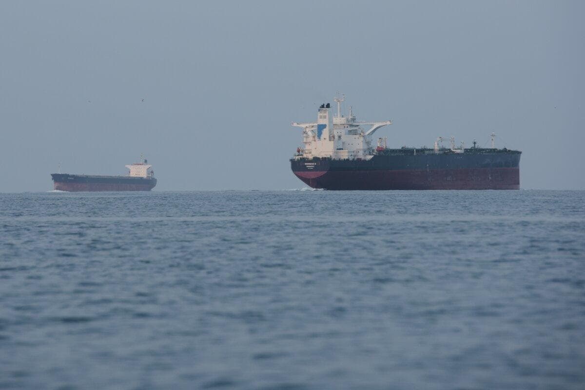 Petroleros fondeados en el estrecho de Ormuz, frente a la costa de la isla de Qeshm, Irán, el 18 de abril de 2026. (Foto AP/Asghar Besharati).