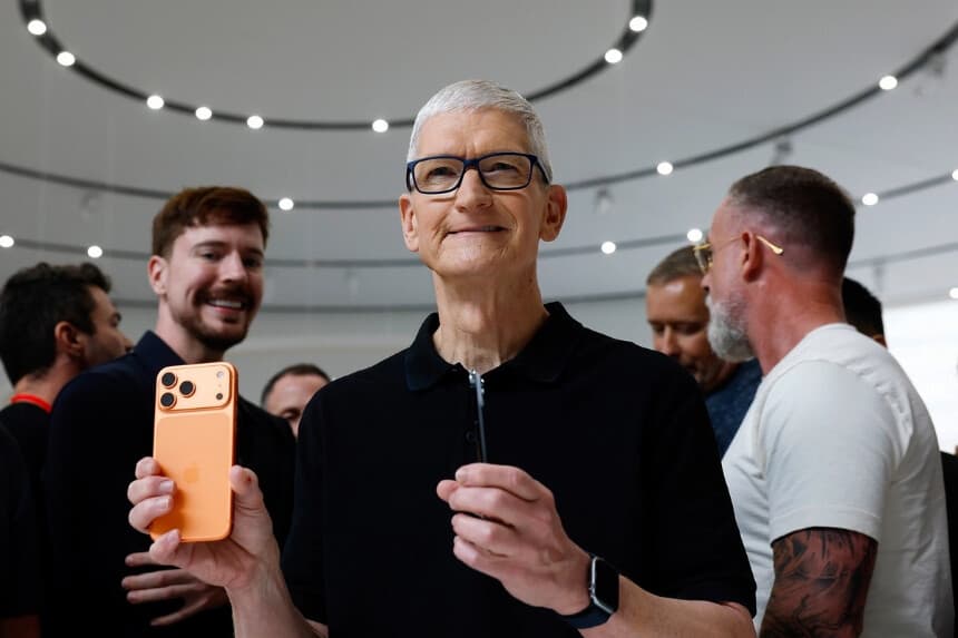 El director ejecutivo de Apple, Tim Cook, sostiene un iPhone 17 de última generación durante un evento especial de Apple celebrado en la sede de la empresa en Cupertino, California, el 9 de septiembre de 2025. (Justin Sullivan/Getty Images).