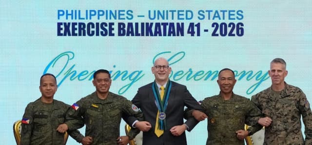 (De izquierda a derecha) El director del ejercicio militar filipino, el mayor general Francisco Lorenzo Jr., el jefe del Estado Mayor militar filipino, el general Romeo Brawner, el encargado de negocios interino de EE. UU., Y. Robert Ewing, el subjefe del Estado Mayor de Operaciones J3 de Filipinas, el mayor general Elmer Suderio, y el comandante general de la Fuerza Expedicionaria de Marines de EE. UU., el teniente general Christian Wortman, posan durante un ejercicio militar conjunto en el cuartel general militar de Camp Aguinaldo en Ciudad Quezón, Filipinas, el 20 de abril de 2026. (Aaron Favila/AP)