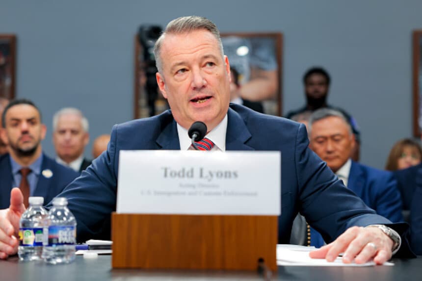 Todd Lyons, director interino del Servicio de Inmigración y Control de Aduanas, testifica en el edificio Rayburn de la Cámara de Representantes el 16 de abril de 2026 en Washington, D.C. (Heather Diehl/Getty Images).