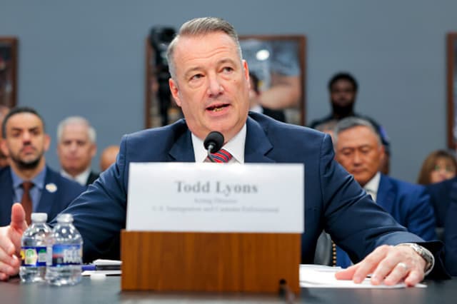 Todd Lyons, director interino del Servicio de Inmigración y Control de Aduanas, testifica en el edificio Rayburn de la Cámara de Representantes el 16 de abril de 2026 en Washington, D.C. (Heather Diehl/Getty Images).