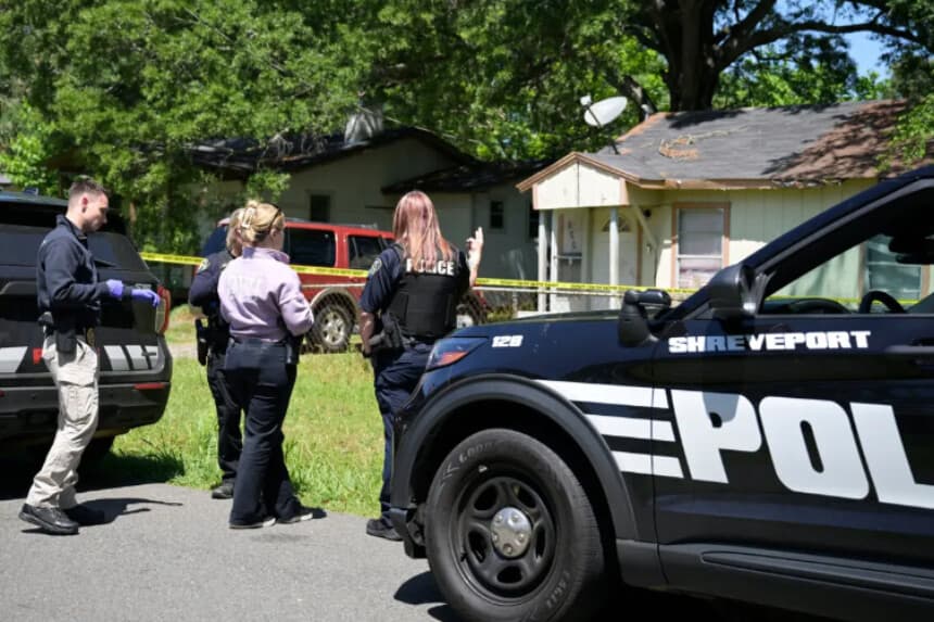 La policía se reúne frente a una casa en la calle Harrison, cerca de la avenida Bernstein, en Shreveport, Luisiana, mientras investiga un tiroteo, el 19 de abril de 2026. (Jill Pickett/The Times-Picayune/The New Orleans Advocate vía AP).