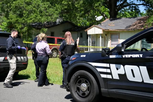 La policía se reúne frente a una casa en la calle Harrison, cerca de la avenida Bernstein, en Shreveport, Luisiana, mientras investiga un tiroteo, el 19 de abril de 2026. (Jill Pickett/The Times-Picayune/The New Orleans Advocate vía AP).