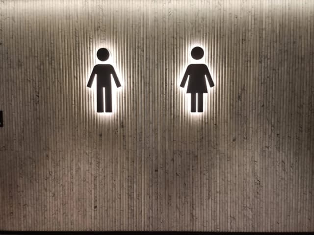 Un cartel que indica los baños para hombres y mujeres en el aeropuerto de Sídney, Australia, el 12 de octubre de 2025. (Susan Mortimer/The Epoch Times)
