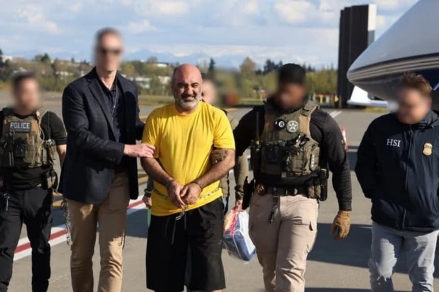 Agentes federales escoltan a Reza Dindar, también conocido como Renda Dindar, sospechoso de un plan comercial entre China e Irán en 2014. Fue arrestado en Panamá en 2025 y extraditado a Estados Unidos para enfrentar cargos en abril de 2026. La imagen muestra a ambos caminando por la pista de un aeropuerto. (Departamento de Justicia de Estados Unidos)