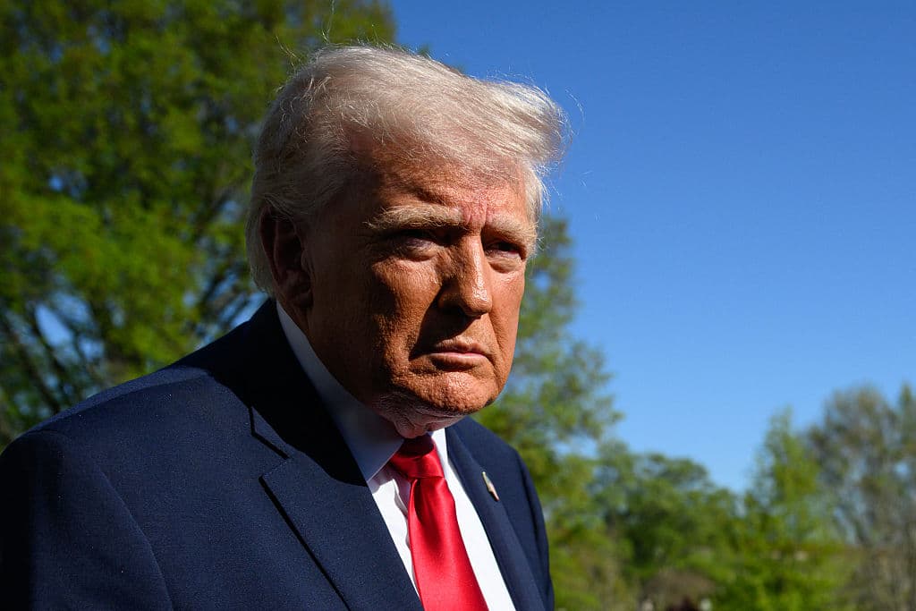 El presidente de EE. UU., Donald Trump, habla con los periodistas antes de subir al Marine One al salir del Jardín Sur de la Casa Blanca en Washington, D.C., el 11 de abril de 2026. (Foto de Mandel NGAN / AFP vía Getty Images)