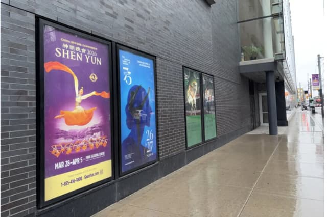 Cartel de Shen Yun Performing Arts frente al Four Seasons Centre de Toronto, el 2 de abril de 2026. (Teng Dongyu/The Epoch Times).