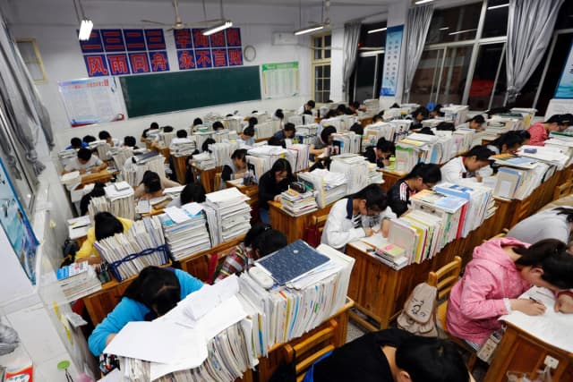 Fotografía de archivo sin fecha de estudiantes de secundaria estudiando por la noche para prepararse para los exámenes de acceso a la universidad en un instituto de Lianyungang, en la provincia de Jiangsu, China. (Getty Images)