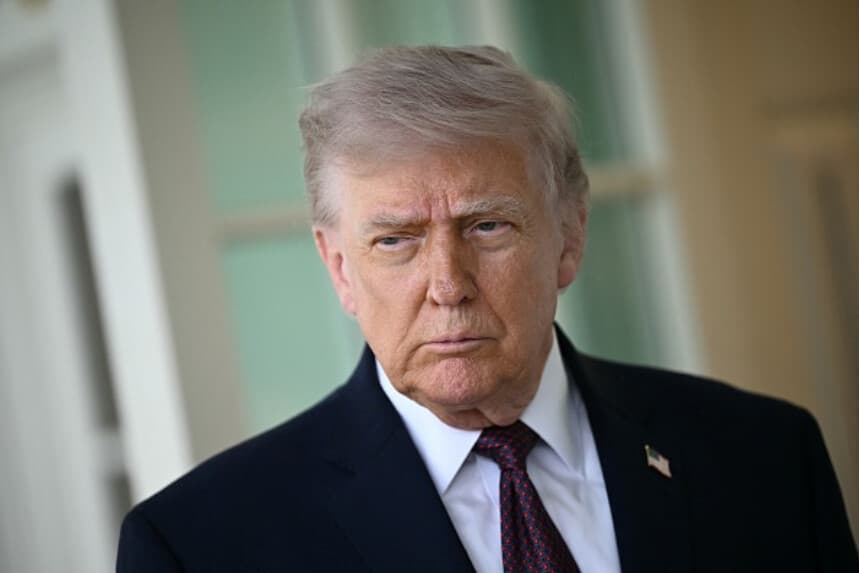 Presidente de EE. UU. Donald Trump habla con la prensa fuera del Despacho Oval en la Casa Blanca, Washington, DC, el 13 de abril de 2026. (Foto de Brendan SMIALOWSKI/AFP vía Getty Images).