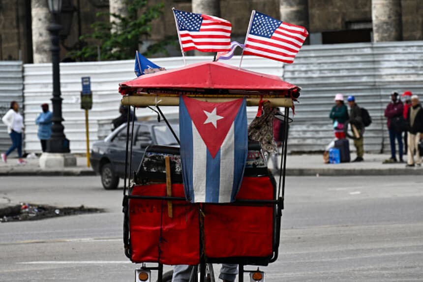 Un ciclomotor decorado con banderas de Estados Unidos y Cuba en La Habana, el 26 de febrero de 2026. (YAMIL LAGE / AFP vía Getty Images).