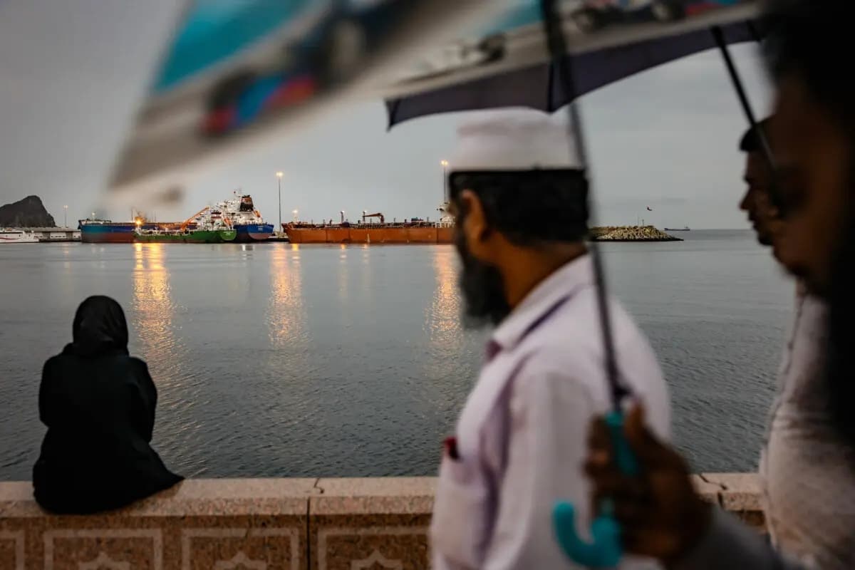 Un granelero permanece anclado mientras las familias se reúnen el último día del Eid en el puerto del Sultán Qaboos, en Mascate (Omán), el 23 de marzo de 2026. (Elke Scholiers/Getty Images)