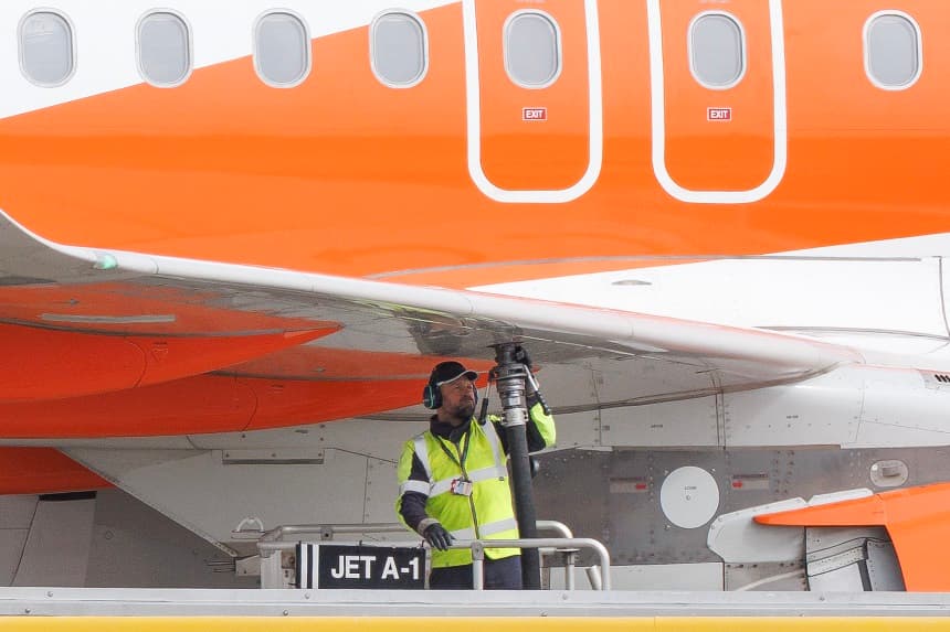 Un avión de EasyJet es reabastecido de combustible antes de despegar en el Aeropuerto de Southend el 17 de abril de 2026 en Southend, Inglaterra. (Dan Kitwood/Getty Images)