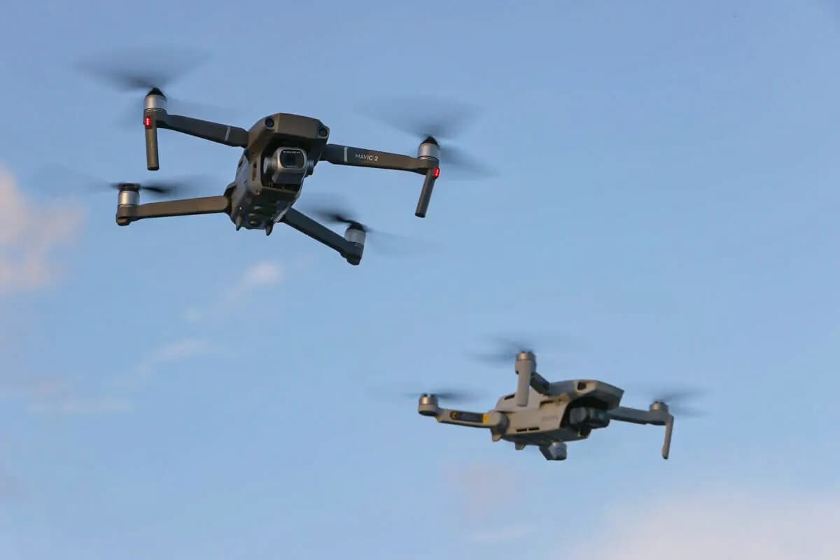 Un DJI Mavic 2 Pro y un DJI Mavic Mini, fabricados por el fabricante chino de drones, vuelan uno junto al otro en Miami, Florida, el 15 de diciembre de 2021.(Joe Raedle/Getty Images)