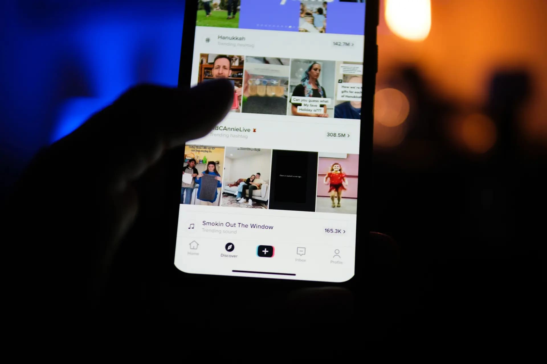 Un hombre sostiene un teléfono que muestra la aplicación TikTok en esta foto de archivo. Alrededor del 63 por ciento de los adolescentes estadounidenses utilizan TikTok, según el Pew Research Center. (Oleksii Pydsosonnii/The Epoch Times)