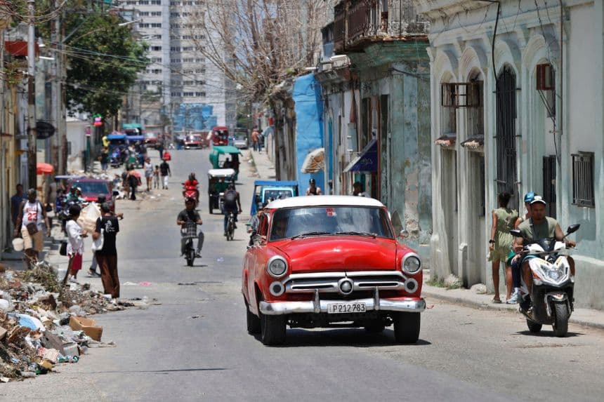 Fotografía que muestra un vehículo transitando por una calle este lunes, en La Habana, Cuba.  EFE/ Ernesto Mastrascusa
