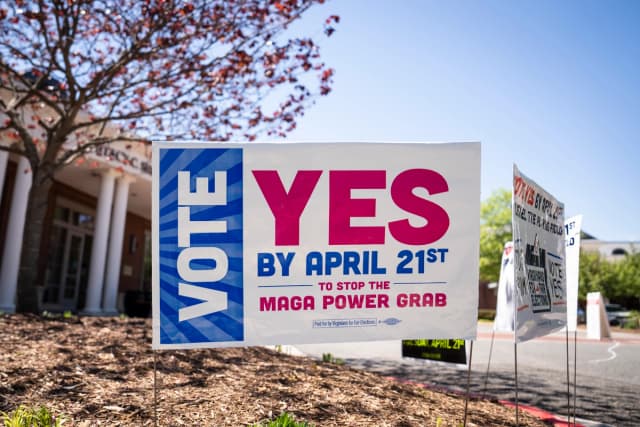 Carteles de campaña en un centro de votación durante el referéndum de redistribución de distritos en Alexandria, Virginia, el 21 de abril de 2026. (Madalina Kilroy/The Epoch Times).