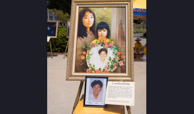 La pintura "Vuelve, papá" se exhibió en una muestra de arte al aire libre, como parte de un evento para conmemorar los 26 años de persecución por parte del Partido Comunista Chino en China a la meditación espiritual Falun Gong, en el Parque Ruocco, San Diego, el 12 de julio de 2025. La pintura está basada en una historia real. La niña perdió a su padre cuando tenía 8 meses. El padre de la niña fue torturado hasta la muerte en China por no renunciar a su fe. (Cortesía de la Asociación Falun Dafa de San Diego)
