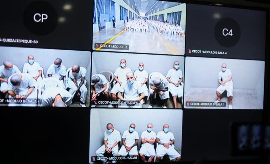 Los acusados ​​participan por videoconferencia en el juicio a 486 presuntos miembros de la pandilla Mara Salvatrucha (MS-13), acusados ​​de más de 47,000 delitos cometidos entre 2012 y 2022, en el Centro Judicial contra el Crimen Organizado de Soyapango, El Salvador, el 21 de abril de 2026. (Jose Cabezas/Reuters)