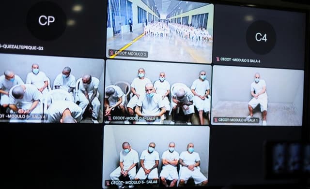 Los acusados ​​participan por videoconferencia en el juicio a 486 presuntos miembros de la pandilla Mara Salvatrucha (MS-13), acusados ​​de más de 47,000 delitos cometidos entre 2012 y 2022, en el Centro Judicial contra el Crimen Organizado de Soyapango, El Salvador, el 21 de abril de 2026. (Jose Cabezas/Reuters)
