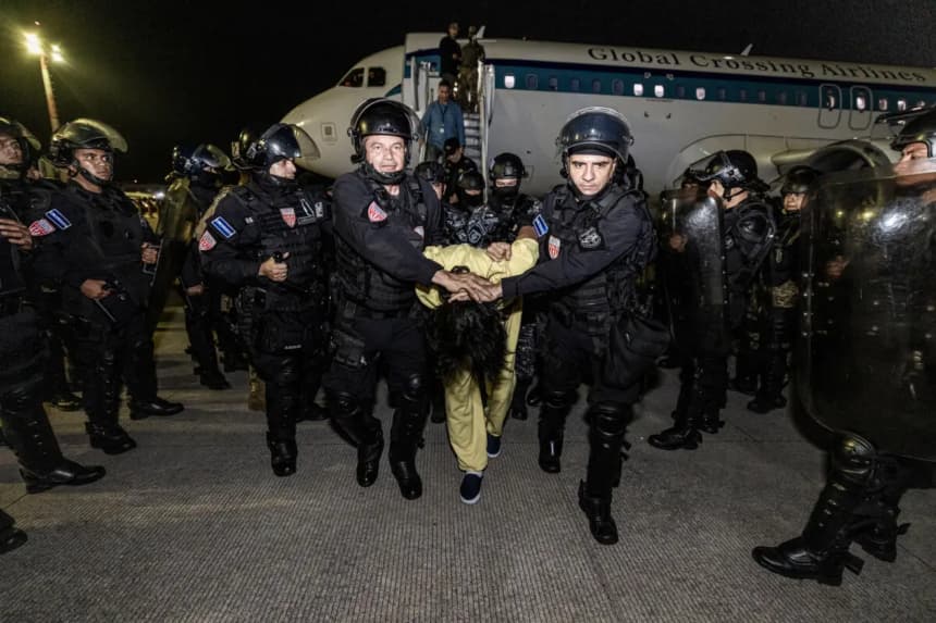 Guardias escoltan a un recluso recién ingresado al Centro de Confinamiento de Terroristas (CECOT) en Tecoluca, El Salvador, el 16 de marzo de 2025. (Gobierno salvadoreño vía Getty Images)