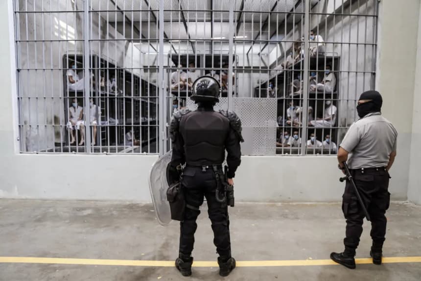 Presos frente a un bloque de celdas en el Centro de Confinamiento de Terroristas (CECOT) en Tecoluca, El Salvador, el 4 de abril de 2025. (Alex Peña/Getty Images)