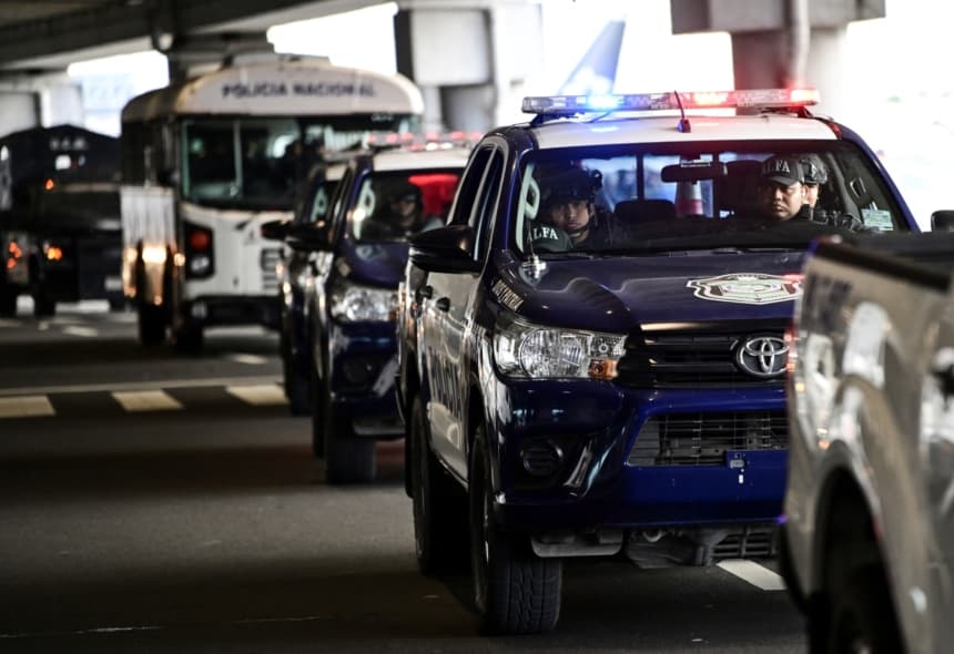 Vehículos policiales escoltan el convoy que transporta al colombo-venezolano  Alí Hage Jalil  —presunto asociado de Hezbolá y sospechoso del atentado contra un avión comercial panameño en julio de 1994, que mató a 21 personas, la mayoría de ellas judías— tras su extradición desde Venezuela en Ciudad de Panamá, el 20 de abril de 2026. (Martin BERNETTI / AFP via Getty Images)