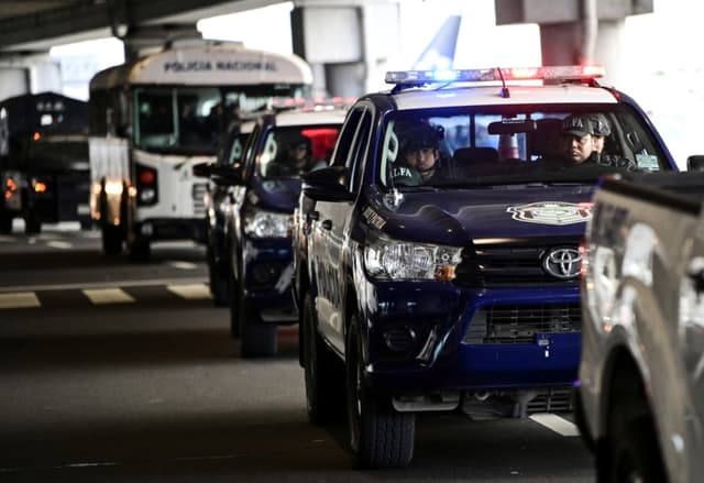 Vehículos policiales escoltan el convoy que transporta al colombo-venezolano  Alí Hage Jalil  —presunto asociado de Hezbolá y sospechoso del atentado contra un avión comercial panameño en julio de 1994, que mató a 21 personas, la mayoría de ellas judías— tras su extradición desde Venezuela en Ciudad de Panamá, el 20 de abril de 2026. (Martin BERNETTI / AFP via Getty Images)