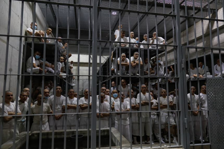 Reclusos en sus celdas en el CECOT, en Tecoluca, el 6 de febrero de 2024, en San Vicente, El Salvador. En 2023, el país inauguró la mayor prisión de América Latina como parte del plan del presidente Nayib Bukele contra las pandillas. Desde entonces, la ONU y ONG han expresado preocupación por el trato a los reclusos y detenciones sin pruebas suficientes. (Alex Peña/Getty Images).