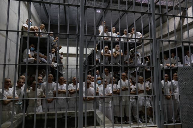 Reclusos en sus celdas en el CECOT, en Tecoluca, el 6 de febrero de 2024, en San Vicente, El Salvador. En 2023, el país inauguró la mayor prisión de América Latina como parte del plan del presidente Nayib Bukele contra las pandillas. Desde entonces, la ONU y ONG han expresado preocupación por el trato a los reclusos y detenciones sin pruebas suficientes. (Alex Peña/Getty Images).