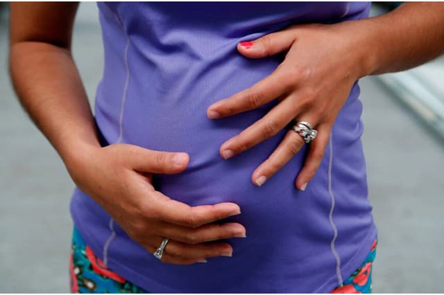 Posible relación entre la vacuna contra el VSR durante el embarazo y problemas de salud: estudio