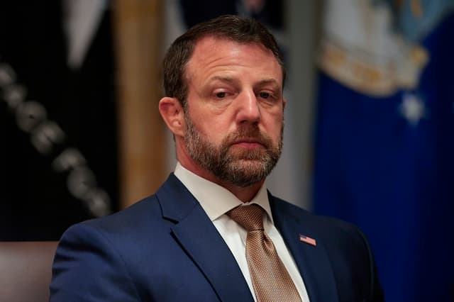 El secretario de Seguridad Nacional de EE. UU., Markwayne Mullin, asiste a una reunión del Gabinete en la Sala del Gabinete de la Casa Blanca el 26 de marzo de 2026 en Washington, D.C. (Chip Somodevilla/Getty Images)