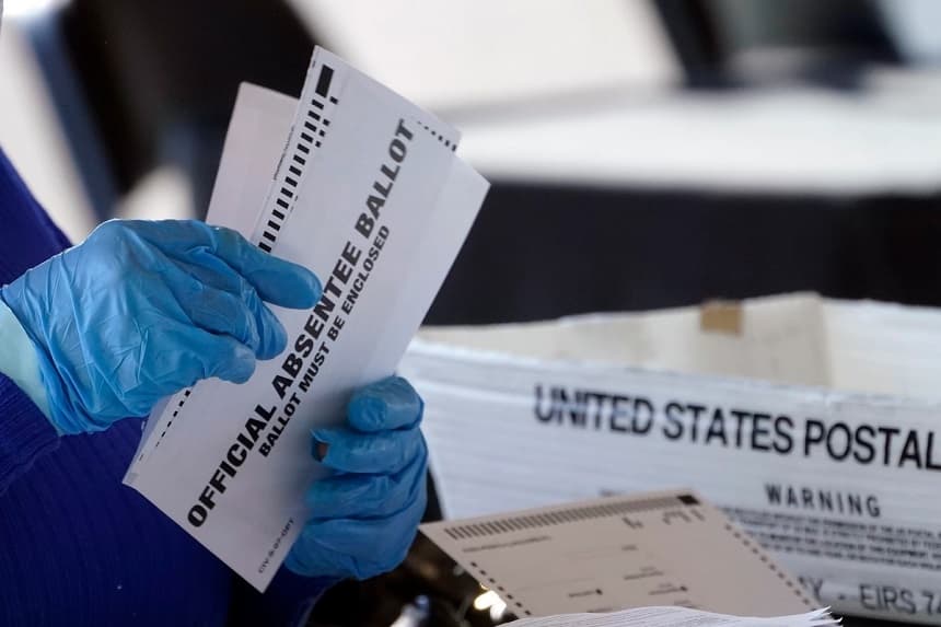 Un trabajador de la Junta de Registro y Elecciones del Condado de Fulton procesa boletas de voto ausente en el State Farm Arena de Atlanta el 2 de noviembre de 2020. (John Bazemore/AP Photo)
