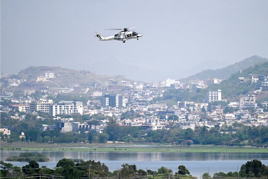 Un helicóptero sobrevuela el área de la Zona Roja, en medio de mayores medidas de seguridad antes de las previstas conversaciones de paz entre Estados Unidos e Irán, en Islamabad, Pakistán, el 20 de abril de 2026. (Aamir Qureshi/AFP vía Getty Images)