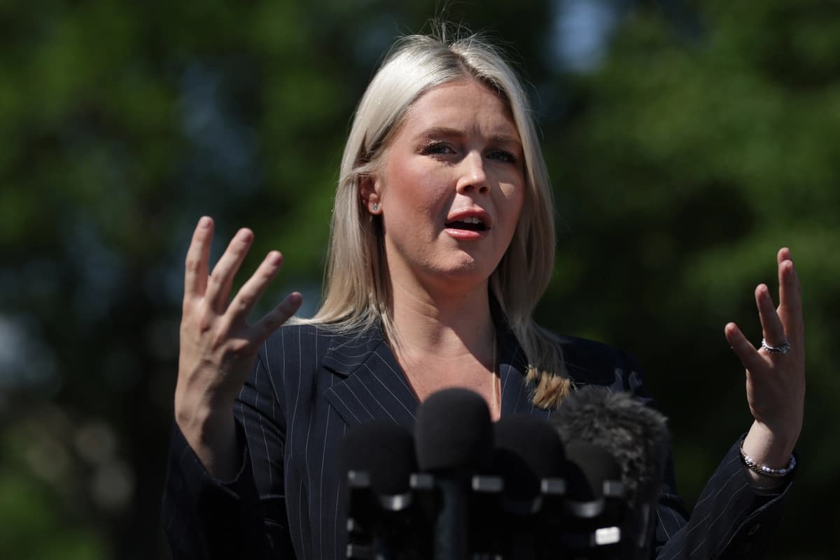 La secretaria de prensa de la Casa Blanca, Karoline Leavitt, habla con los periodistas frente a la Casa Blanca el 22 de abril de 2026. (Alex Wong/Getty Images)
