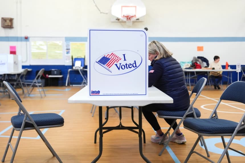 Una persona vota en el referéndum de redistribución de distritos electorales de Virginia en la Academia Tradicional Lyles-Crouch, en Alexandria, Virginia, el 21 de abril de 2026. (Julia Demaree Nikhinson/AP Photo)