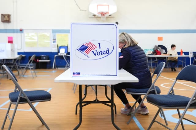 Una persona vota en el referéndum de redistribución de distritos electorales de Virginia en la Academia Tradicional Lyles-Crouch, en Alexandria, Virginia, el 21 de abril de 2026. (Julia Demaree Nikhinson/AP Photo)