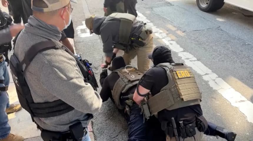 Agentes federales de inmigración detienen a una persona durante las manifestaciones en el centro de San Francisco, el 20 de agosto de 2025, en esta captura de pantalla tomada de un video. (Reuters TV)