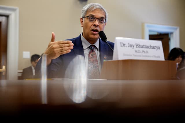 Jayanta Bhattacharya, director de los Institutos Nacionales de Salud, durante una audiencia en la Cámara de Representantes en Washington, DC, el 17 de marzo de 2026. (Andrew Harnik/Getty Images).