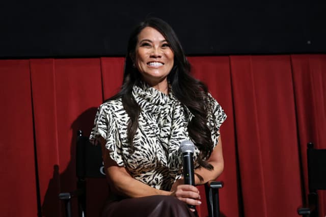La Dra. Sandra Lee habla en el escenario durante el evento VIP de estreno de la nueva serie de Lifetime "Dr. Pimple Popper: Breaking Out" con la Dra. Sandra Lee en el Dolby Theatre el 10 de abril de 2025 en Los Ángeles, California. (Foto de Jesse Grant/Getty Images para Lifetime).