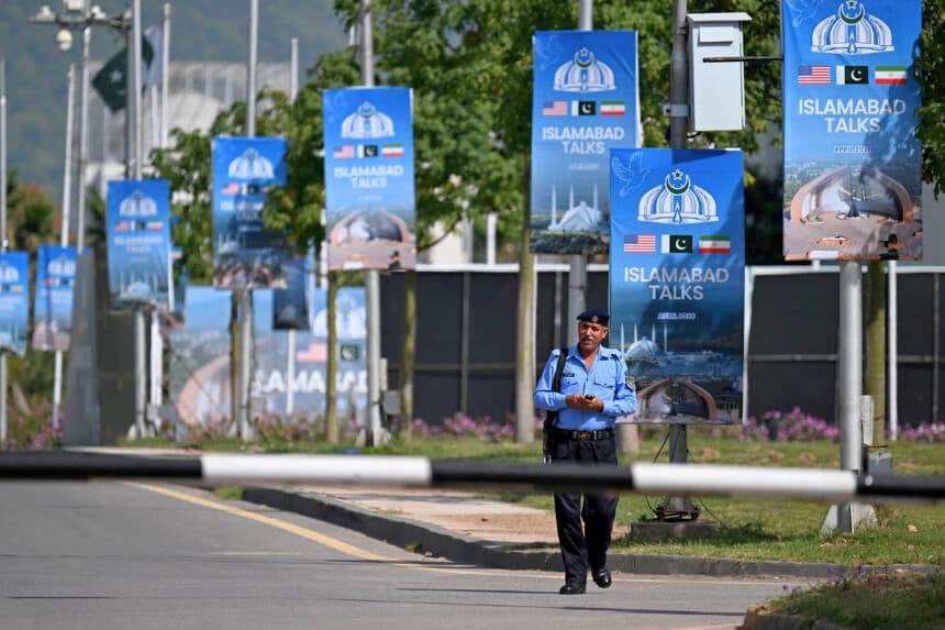 Un guardia de seguridad camina por una calle cerrada al tráfico cerca del Hotel Serena en Islamabad el 21 de abril de 2026, en vísperas de las esperadas conversaciones de paz entre Estados Unidos e Irán. (Aamir Qureshi/AFP vía Getty Images).
