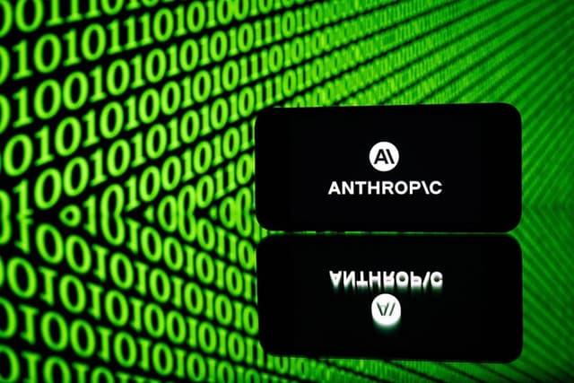 Un teléfono inteligente que muestra el logotipo de Anthropic, la empresa estadounidense de investigación y seguridad en inteligencia artificial, en Mulhouse, Francia, el 21 de abril de 2026. (Sebastien Bozon/AFP vía Getty Images)