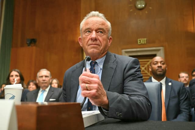 El secretario de Salud y Servicios Humanos de EE. UU., Robert F. Kennedy Jr., declara durante una audiencia de la Comisión del Senado de Salud, Educación, Trabajo y Pensiones sobre las estimaciones presupuestarias propuestas para el año fiscal 2027 del Departamento de Salud y Servicios Humanos, celebrada en el Capitolio, en Washington D. C., el 22 de abril de 2026. (Foto de SAUL LOEB / AFP vía Getty Images).