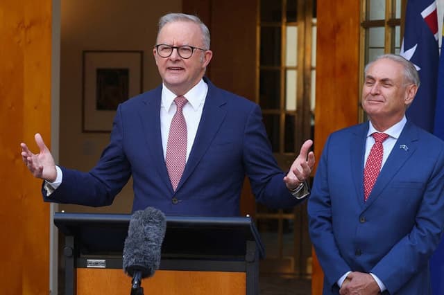 El primer ministro australiano, Anthony Albanese (izquierda), interviene en una rueda de prensa conjunta con el ministro de Comercio, Don Farrell, en el Parlamento de Canberra, Australia, el 24 de marzo de 2026. (David Gray/AFP vía Getty Images).