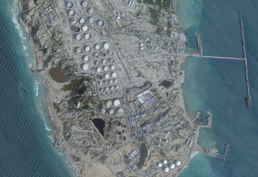 Una imagen satelital muestra una terminal petrolera en la isla de Kharg, Irán, el 25 de febrero de 2026. (2026 Planet Labs PBC/Handout vía Reuters)