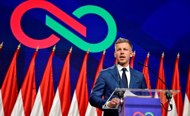 Peter Magyar, líder del partido Tisza, interviene durante una rueda de prensa, tras el reconocimiento de derrota electoral por parte del primer ministro húngaro, Viktor Orbán, en Budapest, Hungría, el 13 de abril de 2026. (Marton Monus/Reuters)